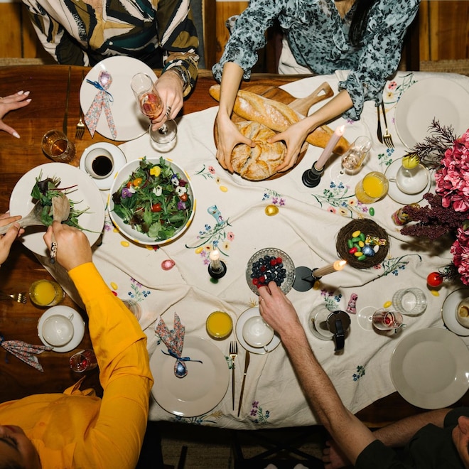 15+ Hosting Essentials You Need To Throw the Best Thanksgiving Dinner